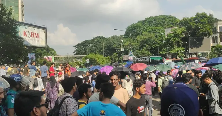 শাহবাগে প্রকৌশল শিক্ষার্থীদের অবরোধ